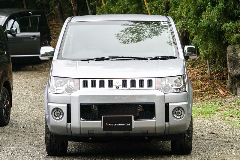 デリカ D：5の最上級グレード「D-Premium」。ドアミラーなど各所にメッキパーツが奢られている