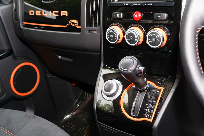鮮やかなオレンジの挿し色が特徴の特別仕様車「ACTIVE GEAR」のインパネまわり。ボタンやつまみ類はグローブ装着しても操作しやすいよう大きめの作り