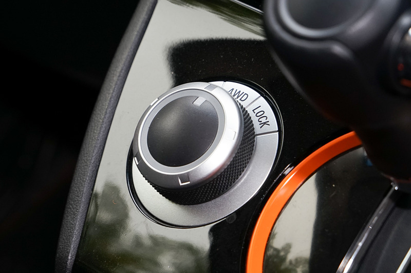 電子制御4WDの2WD、4WDオート、4WDロックを切り替えるセレクターは、操作しやすいシフトレバー横に配置