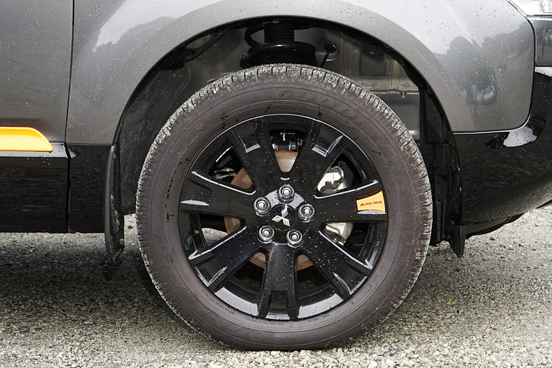 タイヤは標準装備のノーマルタイヤ（サイズ：225/55 R18）が使われた。専用開発のマッド＆スノータイヤだ