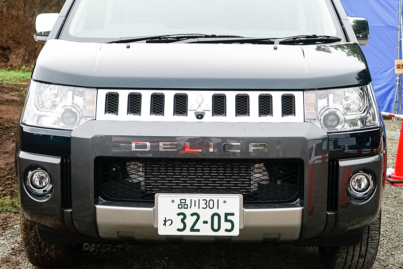特別仕様車「JASPER」のフロントバンパープロテクターには「DELICA」文字のデカール
