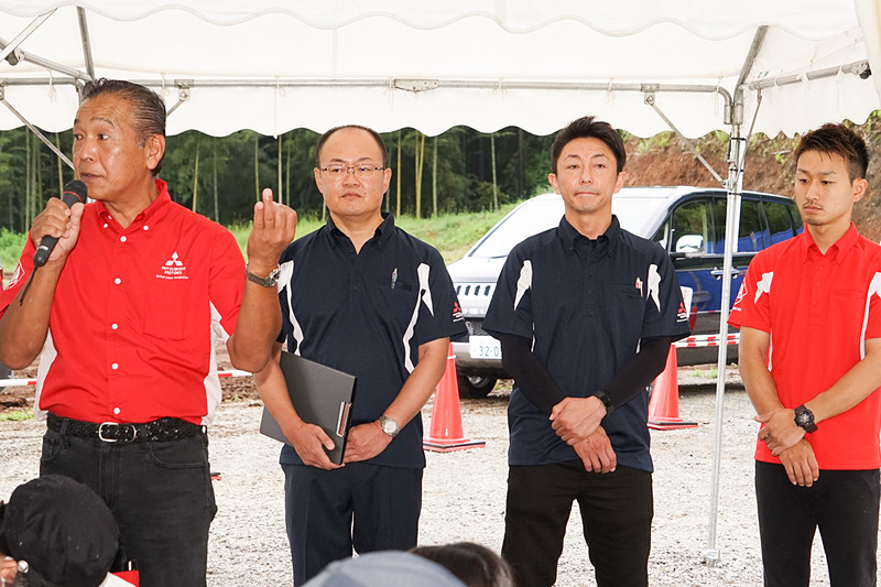 インストラクターの挨拶。ラリードライバー 増岡浩選手（写真最左）とダートトライアルドライバー 目黒亮選手（写真最右）