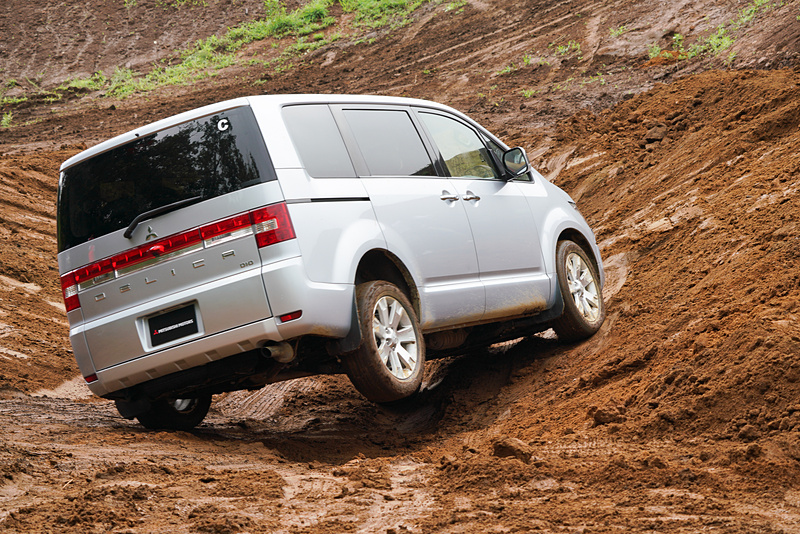 すり鉢状の穴から脱出するキャンパーでは大きく傾くことを体感