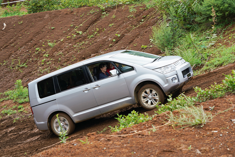 トラクションコントロールをONにすると空転して上れない。写真は空転したままゆっくり後ろに落ちていっている様子