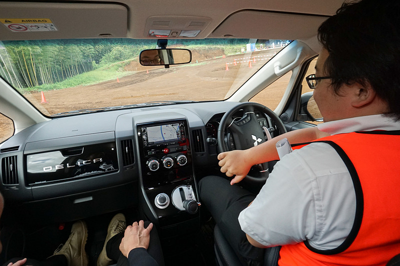 コーチング中の車内