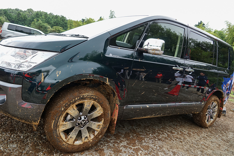 試乗車はすぐに泥まみれ