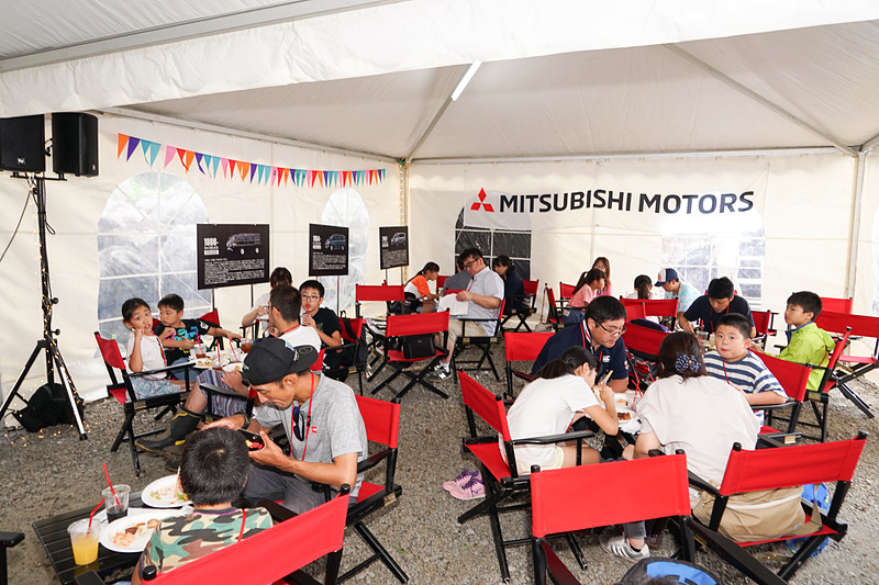 テントでランチを楽しむ参加者