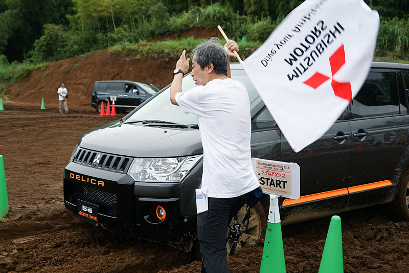 スタートは轍が深く抜け出すのが困難