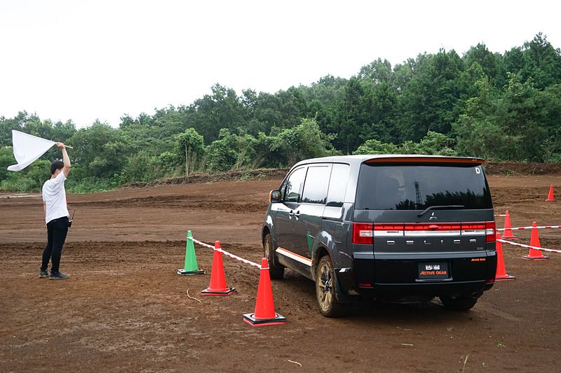 途中に車庫入れがある。完全に入るのを確認するとフラッグが上がる