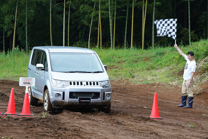 ゴール位置で完全停止してフラッグが上がると完走