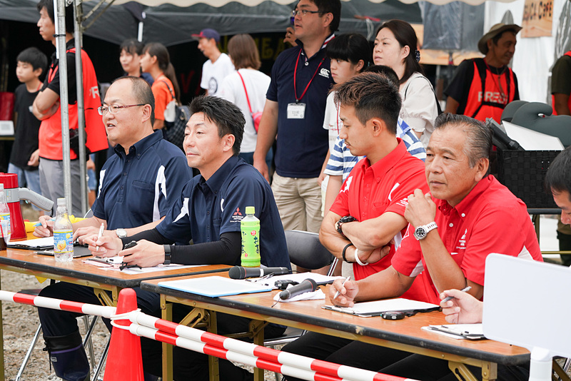 真剣にタイムと走行を確認している。完走後総評も受けられる