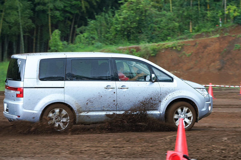 増岡浩選手のドライビングによる同乗体験
