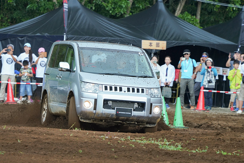 増岡浩選手のドライビングによる同乗体験