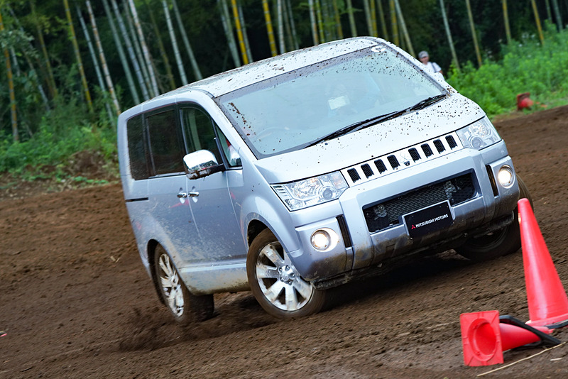 時おり悲鳴が上がるほどアグレッシブな走りを見せた増岡選手