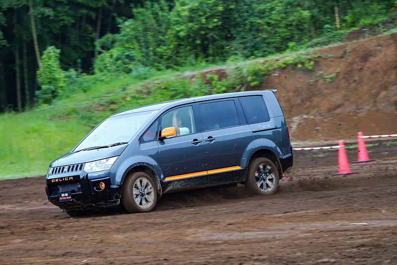 時おり悲鳴が上がるほどアグレッシブな走りを見せた増岡選手
