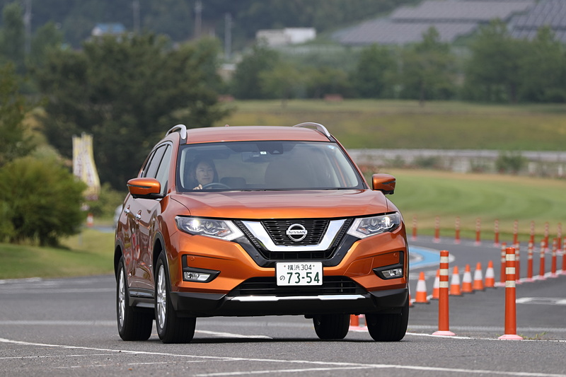 試乗車は「エクストレイル 20X HYBRID」の4WDモデル(309万8520円)。ボディサイズは4690×1820×1730mm(全長×全幅×全高)で、ホイールベースは2705mm。最高出力108kW(147PS)/6000rpm、最大トルク207Nm(21.1kgfm)/4400rpmを発生する直列4気筒DOHC 2.0リッター「MR20DD」型エンジンと、最高出力30kW(41PS)、最大トルク160Nm(16.3kgfm)を発生する「RM31」型モーターを搭載。トランスミッションにCVTを組み合わせる