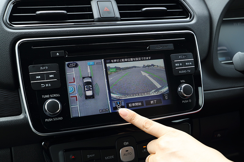 自動で駐車を行なうプロパイロットパーキングは、駐車したいスペースの近くでプロパイロットパーキングスイッチを押して駐車スペースを認識させ、並列駐車の場合はナビ画面上で前向きか後ろ向きかを選択。プロパイロットパーキングスイッチを押し続けると、ステアリング、アクセル、ブレーキ操作の全てをクルマが行ない、駐車完了時にはパーキングブレーキをかけてPレンジに入れてくれるスグレモノ