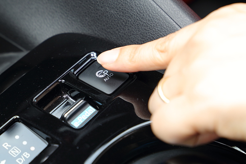 自動で駐車を行なうプロパイロットパーキングは、駐車したいスペースの近くでプロパイロットパーキングスイッチを押して駐車スペースを認識させ、並列駐車の場合はナビ画面上で前向きか後ろ向きかを選択。プロパイロットパーキングスイッチを押し続けると、ステアリング、アクセル、ブレーキ操作の全てをクルマが行ない、駐車完了時にはパーキングブレーキをかけてPレンジに入れてくれるスグレモノ