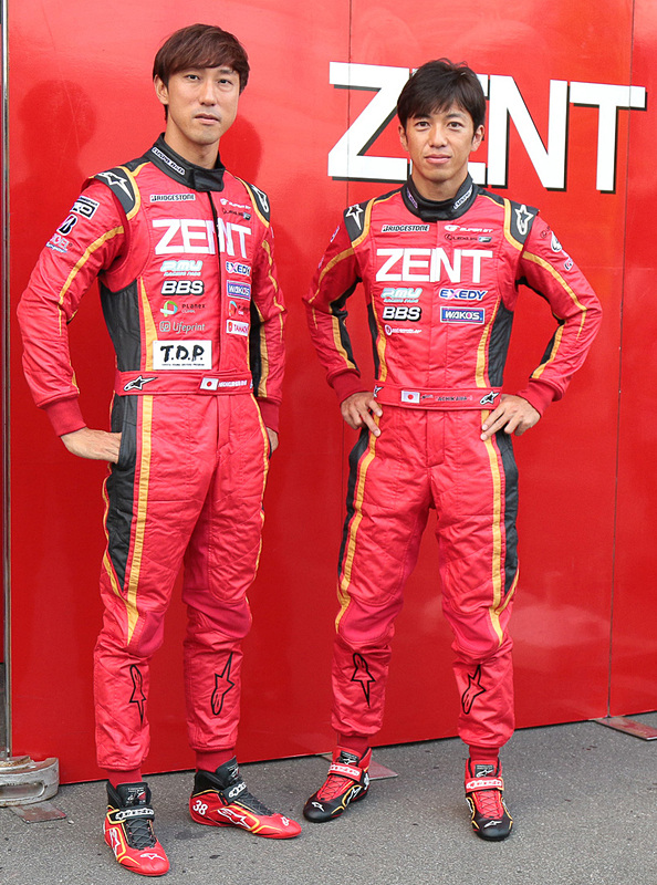 GT500クラス38号車 ZENT CERUMO LC500の石浦宏明選手（左）・立川祐路選手（右）。アルパインスターズはイタリアに本拠地を置くメーカー。レーシングスーツも最先端のデザインを採り入れ、かっこいいものになっている
