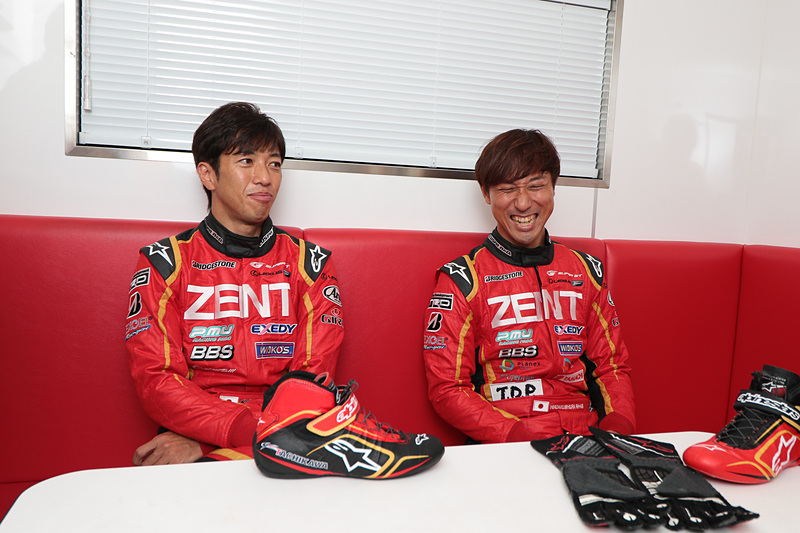 38号車の2人が着ている「GP TECH SUIT」はアルパインスターズのラインアップでは上から2番目のモデル。契約ドライバーなので1番いいモデルも選べるが、着心地で「GP TECH SUIT」を選んだと言う。こういうところからも本気で選んでいるのが分かる