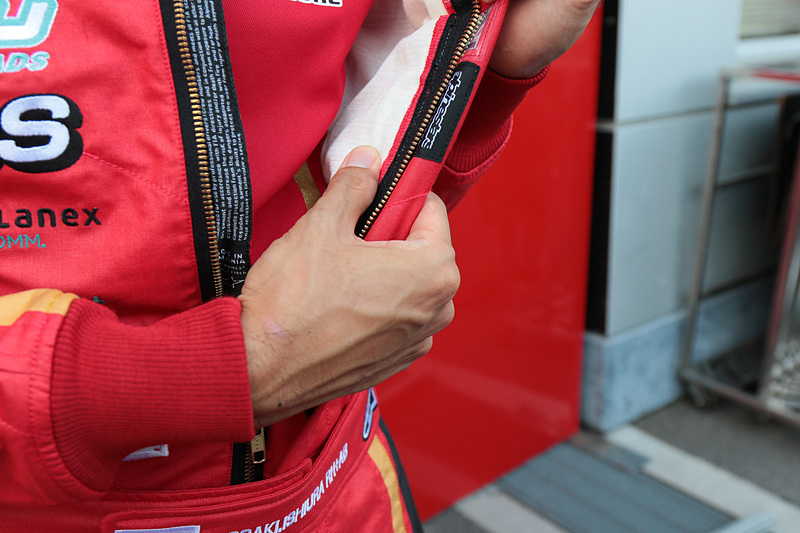 かなり薄くて通気性もいい。そしてスポーツ用のジャージより軽い。そんな作りながらノーメックスを使用した3レイヤー構造。そんな進化をしているレースングスーツを見ると「スポーツ用品なんだ」ということを改めて感じる