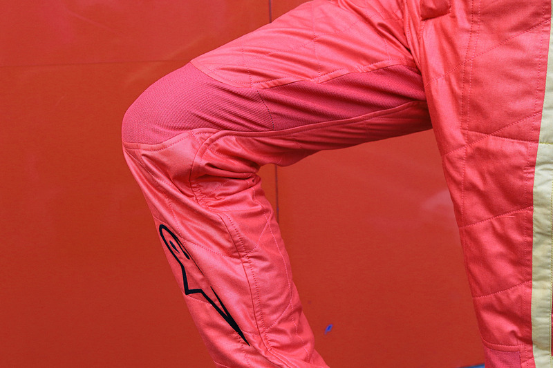 シートに座った状態で突っ張ったりしない作りが施されている。体型に合わせた着方をするうえでこの機能は重要。また、SUPER GTではドライバー交代があるが、かなり窮屈な姿勢とるために動きやすいスーツのほうが素早い乗り降りができるとのこと