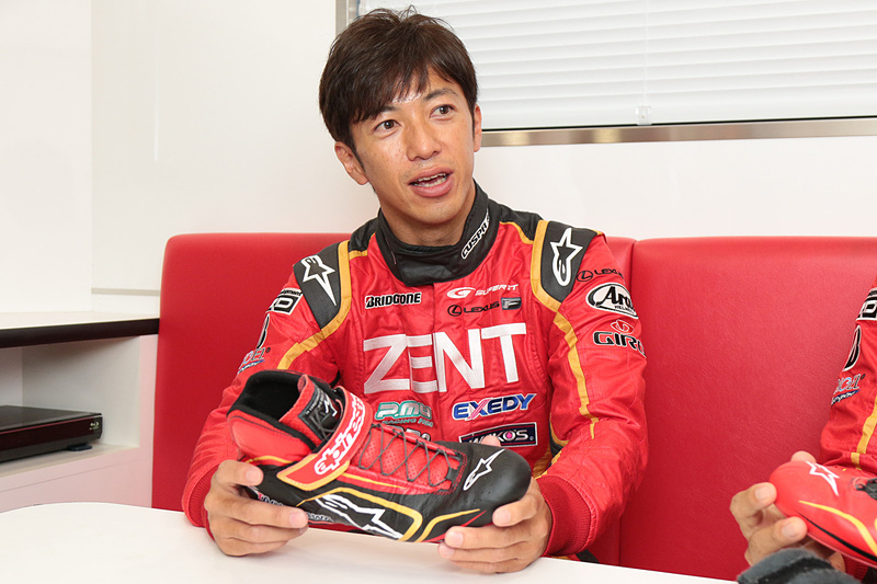 「レーシングドライバーにとって、スーツやグローブよりシューズが一番大事なものなんです」と話した立川選手
