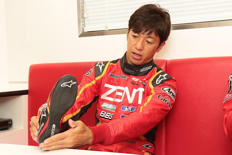 繊細なペダル操作をするのに「TECH1-Z SHOES」は必須という。2人からは「もし、チームから違うシューズで走ってくれと言われても絶対拒否します」というコメントも出た