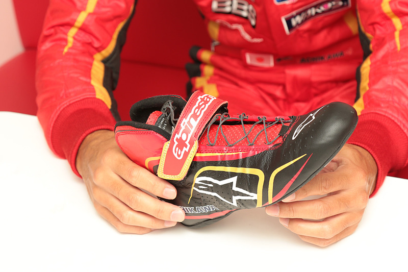 ヒモで締めるタイプだが、ワンタッチで締め付けできる機構を採用している