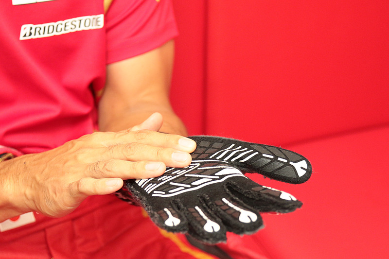 石浦選手からは「グローブは素手で握っているかのように、手のひらになにも感じないのがいいと思う」というコメントがあった