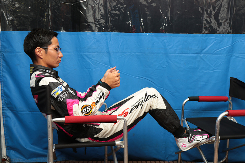 松井選手は立っている状態よりシートに座った状態を重視した採寸でスーツを作っているとのこと。ポジションが狭めが好みという人は、松井選手のように座った姿勢を重視した採寸でスーツを選択してみるのもいいだろう