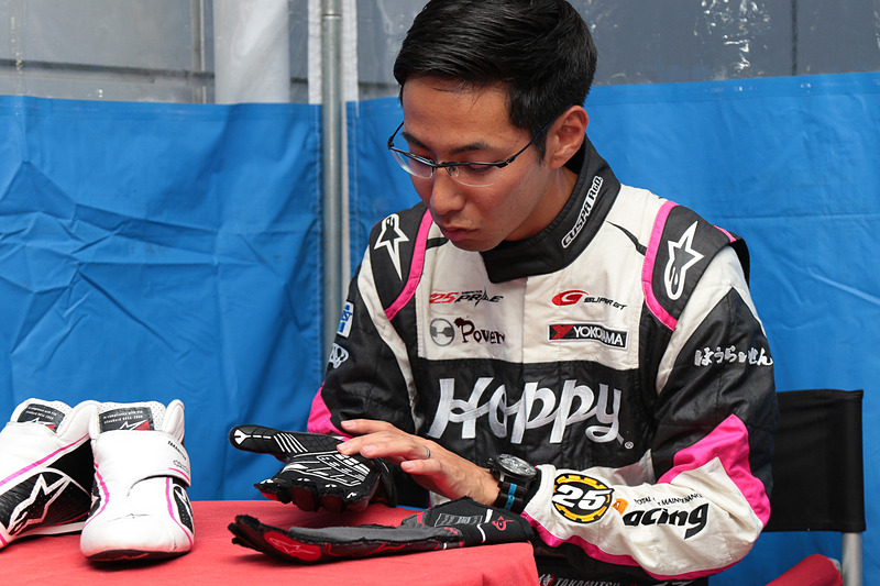 ステアリングから伝わり挙動をしっかり感じるため強く握らない。それだけに手のひらのグリップを重視している