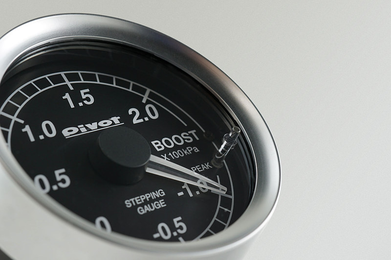 GEKKO-Xのメーター径は60Φ。スイッチを押すと計測後の最高値をホールド表示するピークホールド機能を備える