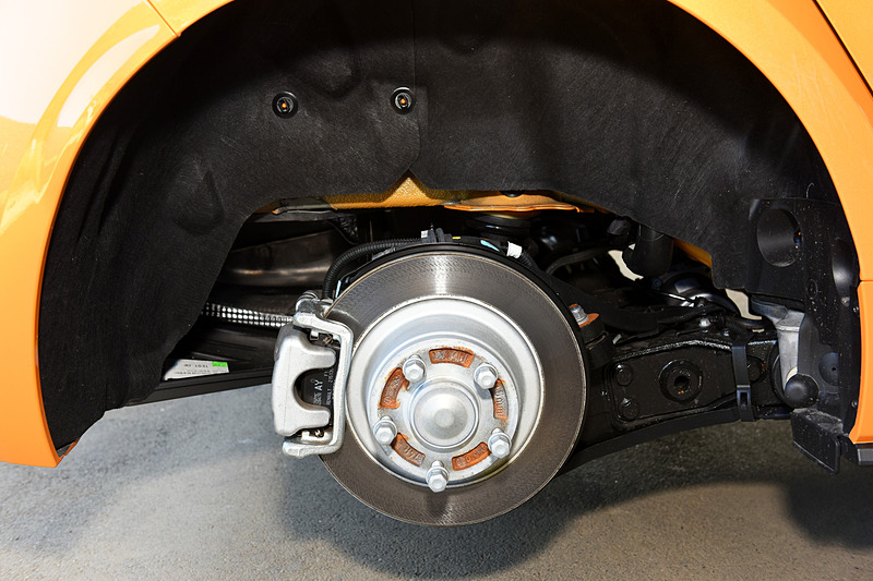 足まわりにはタイヤと路面の接地状態を最適に保つ4輪ハイドロリック・コンプレッション・コントロール（HCC）を採用するとともに、フロントにブレンボ製4ピストンモノブロックキャリパー、リアにTWR製モノピストンキャリパーを装着。タイヤはブリヂストン「POTENZA S001」。サスペンションはカヤバ製となる