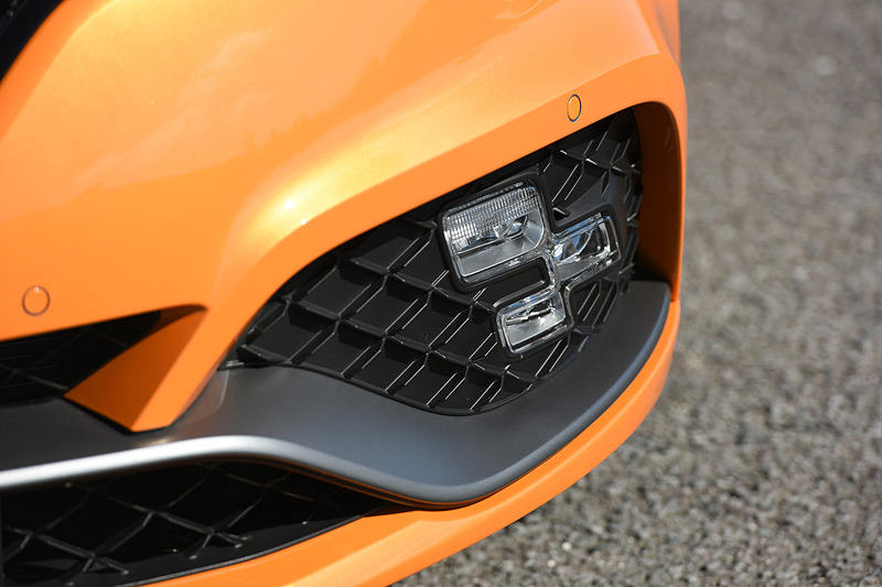 チェッカーフラッグ型の「R.S.ビジョン」はスモールランプ、フォグランプ、ハイビームとして機能