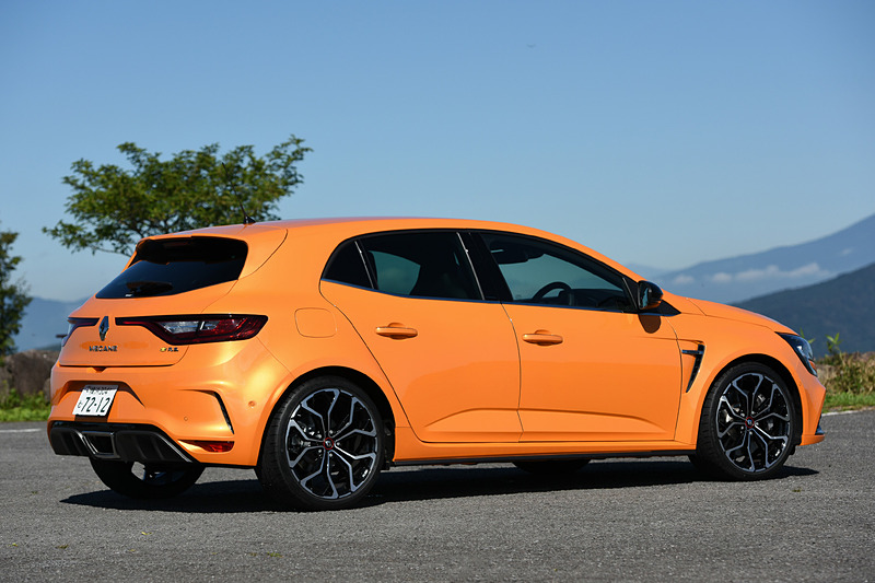 ボディサイズは4410×1875×1435mm（全長×全幅×全高）、ホイールベースは2670mm。先代モデル同様、メガーヌ ルノー・スポールは日本での走行テストも実施。鈴鹿サーキットなどに加えて首都高速道路、新東名高速道路といった一般道でも行なったといい、開発ドライバーは「他国になくて日本にあるのは高速道路の継ぎ目やうねり。日本で走るのに4コントロールやHCCは必須だ」とコメントしている