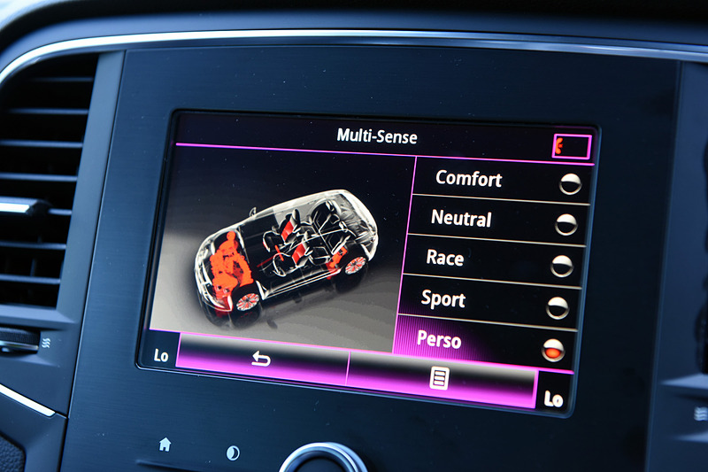 「ルノー マルチセンス」では「コンフォート」「ニュートラル」「スポーツ」「レース」「パーソナル」という5つの走行モードを用意