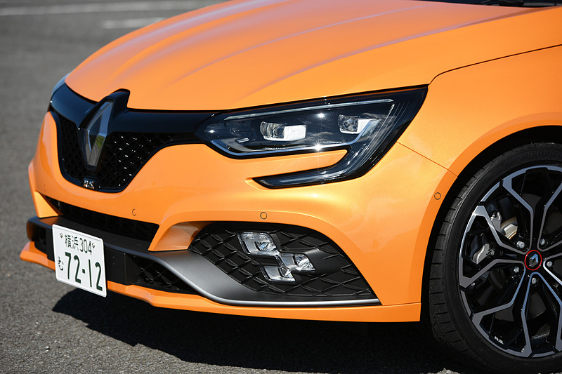 エクステリアではメガーヌ GTからフロントを60mm、リアを45mm広げたフェンダーが備わるとともに、F1スタイルのエアインテークブレードにワイドなエアインテークを組み込んだフロントバンパーを装備。スモールランプ、フォグランプ、ハイビームとしての役割を担うチェッカーフラッグ型の「R.S.ビジョン」も特徴の1つ。足まわりはカヤバ製で、タイヤはブリヂストン「POTENZA S001」（245/35 R19）