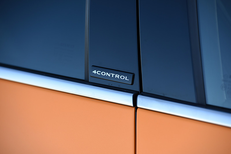 エクステリアではメガーヌ GTからフロントを60mm、リアを45mm広げたフェンダーが備わるとともに、F1スタイルのエアインテークブレードにワイドなエアインテークを組み込んだフロントバンパーを装備。スモールランプ、フォグランプ、ハイビームとしての役割を担うチェッカーフラッグ型の「R.S.ビジョン」も特徴の1つ。足まわりはカヤバ製で、タイヤはブリヂストン「POTENZA S001」（245/35 R19）