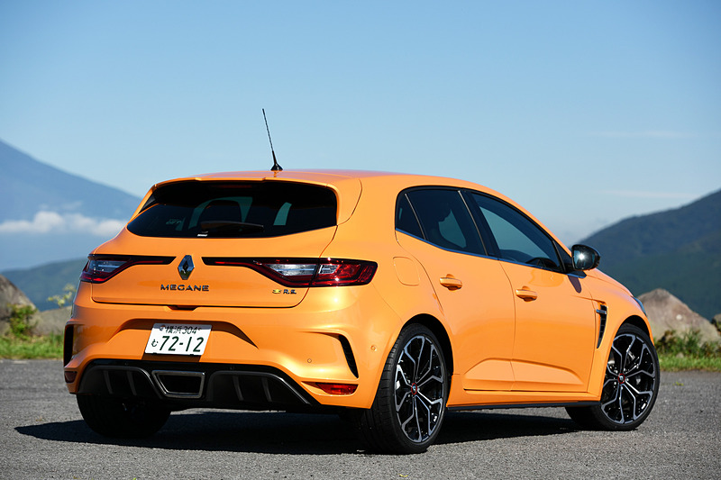 8月30日に発売されたCセグメントの新型5ドアハッチバック「メガーヌ ルノー・スポール」（440万円）。ボディサイズは4410×1875×1435mm（全長×全幅×全高）、ホイールベースは2670mm。エンジンは新開発の直列4気筒DOHC 1.8リッター直噴ターボ「M5P」型を搭載し、トランスミッションにはゲトラグと共同開発した6速デュアルクラッチ式「6EDC」を採用