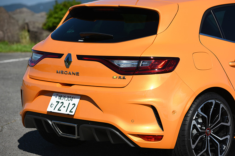 エクステリアではメガーヌ GTからフロントを60mm、リアを45mm広げたフェンダーが備わるとともに、F1スタイルのエアインテークブレードにワイドなエアインテークを組み込んだフロントバンパーを装備。スモールランプ、フォグランプ、ハイビームとしての役割を担うチェッカーフラッグ型の「R.S.ビジョン」も特徴の1つ。足まわりはカヤバ製で、タイヤはブリヂストン「POTENZA S001」（245/35 R19）