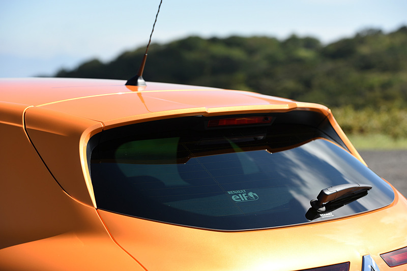 エクステリアではメガーヌ GTからフロントを60mm、リアを45mm広げたフェンダーが備わるとともに、F1スタイルのエアインテークブレードにワイドなエアインテークを組み込んだフロントバンパーを装備。スモールランプ、フォグランプ、ハイビームとしての役割を担うチェッカーフラッグ型の「R.S.ビジョン」も特徴の1つ。足まわりはカヤバ製で、タイヤはブリヂストン「POTENZA S001」（245/35 R19）