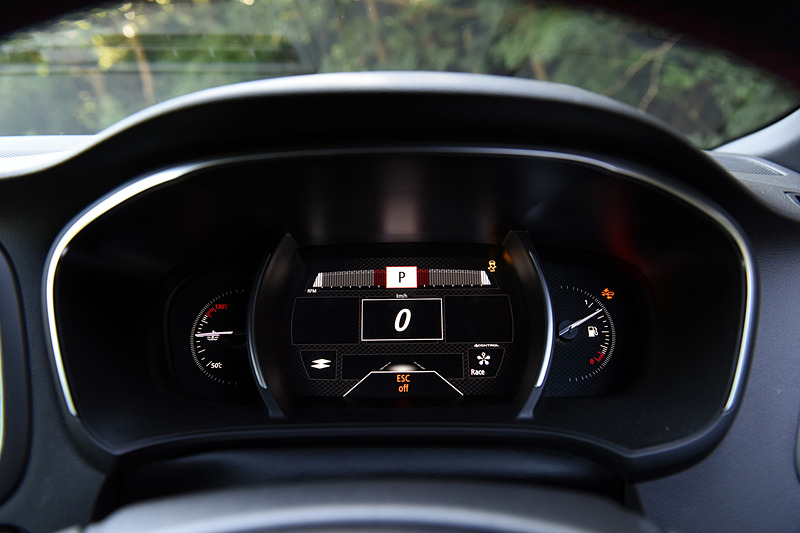 「コンフォート」「ニュートラル」「スポーツ」「レース」「パーソナル」という5つの走行モードを用意する「ルノー マルチセンス」。それぞれのモードに応じてメーターまわりの表示も切り替わる