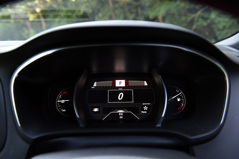 「コンフォート」「ニュートラル」「スポーツ」「レース」「パーソナル」という5つの走行モードを用意する「ルノー マルチセンス」。それぞれのモードに応じてメーターまわりの表示も切り替わる