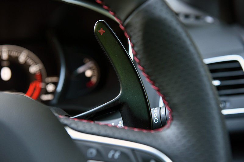 インテリアでは前後アルカンタラのシートを採用。シートエッジ、シフトブーツ、センターアームレストにはレッドステッチがあしらわれる