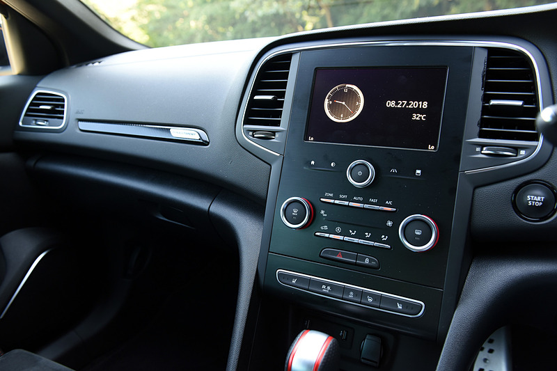 インテリアでは前後アルカンタラのシートを採用。シートエッジ、シフトブーツ、センターアームレストにはレッドステッチがあしらわれる