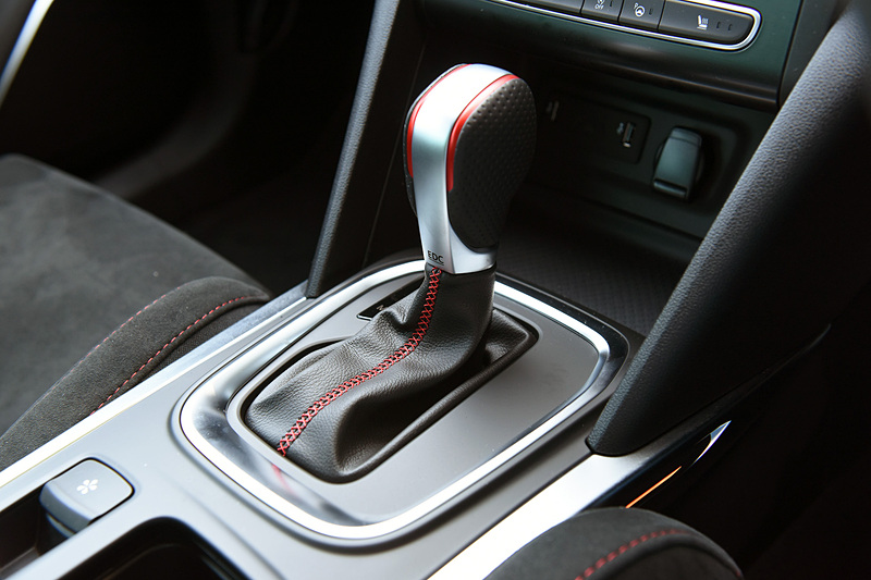 インテリアでは前後アルカンタラのシートを採用。シートエッジ、シフトブーツ、センターアームレストにはレッドステッチがあしらわれる