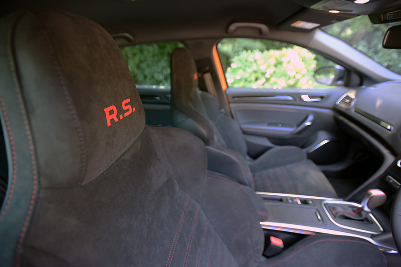 インテリアでは前後アルカンタラのシートを採用。シートエッジ、シフトブーツ、センターアームレストにはレッドステッチがあしらわれる