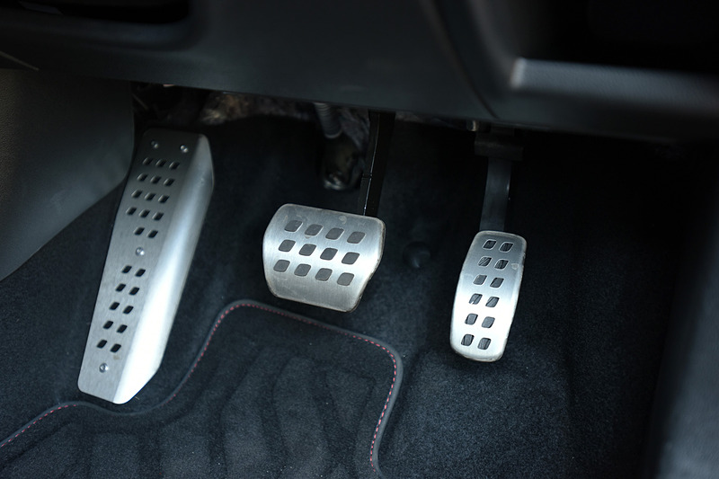 インテリアでは前後アルカンタラのシートを採用。シートエッジ、シフトブーツ、センターアームレストにはレッドステッチがあしらわれる