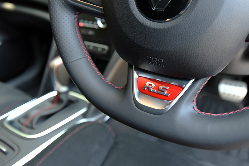 インテリアでは前後アルカンタラのシートを採用。シートエッジ、シフトブーツ、センターアームレストにはレッドステッチがあしらわれる